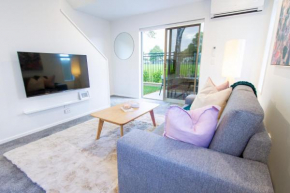 2 Bedrooms overlooking Park - Exquisite Views, Christchurch